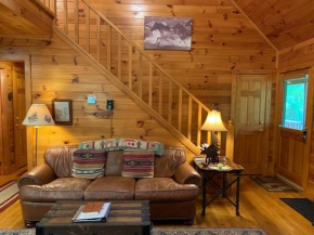Mustang Haven - Pet-Friendly Cedar Cabin with Fireplace